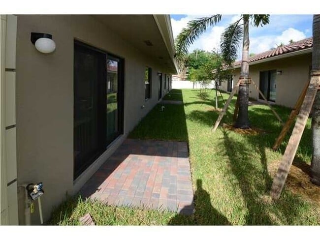 1031 NE 10th Ave in Fort Lauderdale, FL - Building Photo - Building Photo