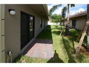 1031 NE 10th Ave in Fort Lauderdale, FL - Building Photo - Building Photo