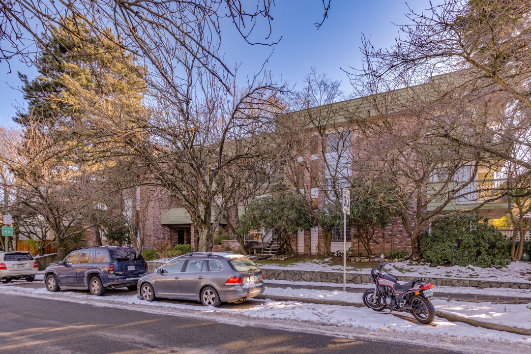 McMillan House in Vancouver, BC - Building Photo