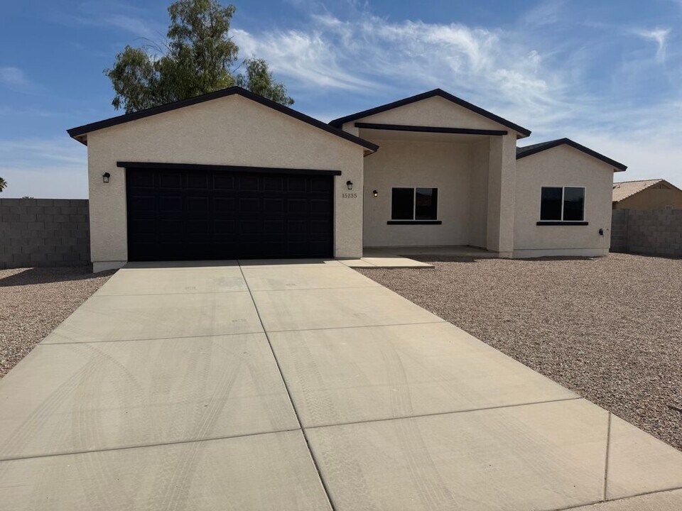 15235 S Country Club Dr in Arizona City, AZ - Building Photo