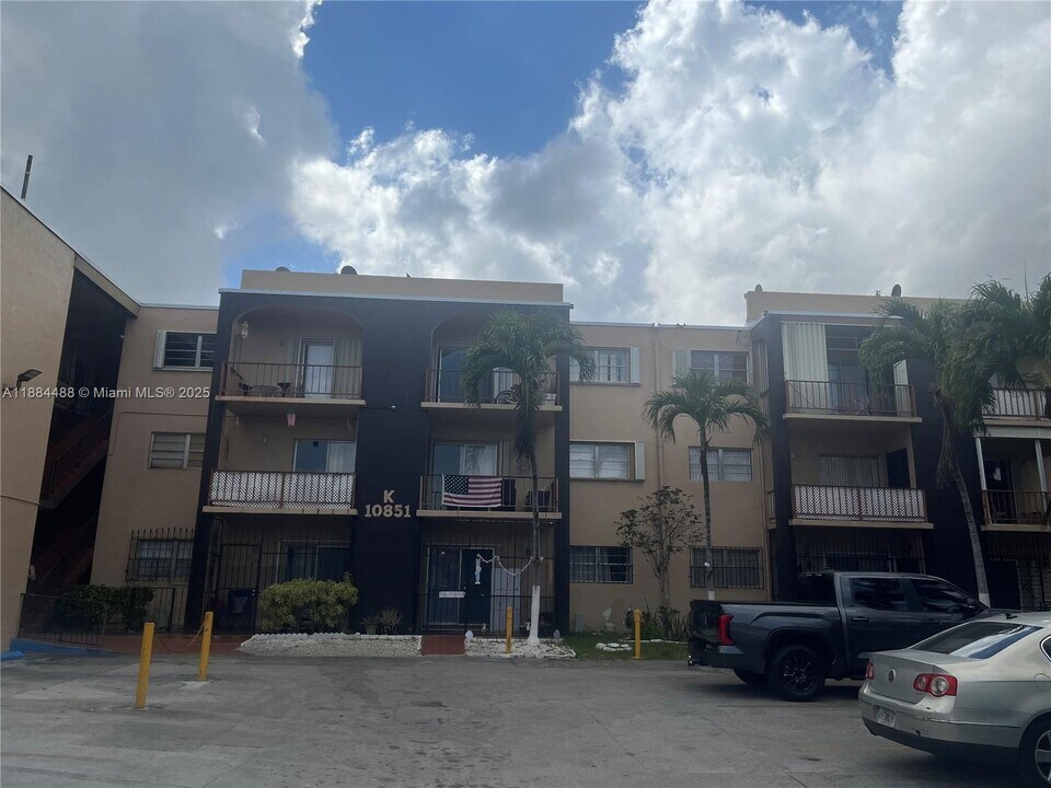 10851 SW 2nd St in Miami, FL - Building Photo