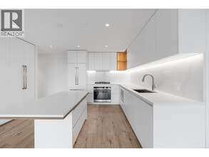 720 Farrow St in Coquitlam, BC - Building Photo - Building Photo