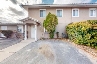 6105 Calle Ocho NW in Albuquerque, NM - Building Photo - Building Photo