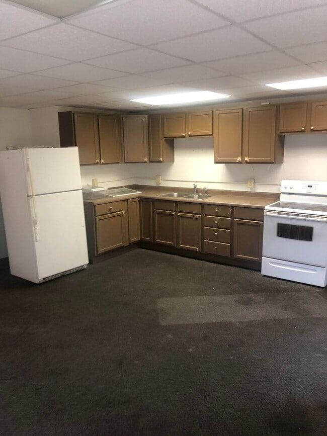 930 W 3rd St in Waterloo, IA - Building Photo - Building Photo