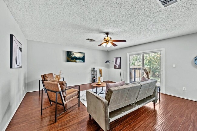 7900 Rosenberry Dr in Austin, TX - Foto de edificio - Building Photo