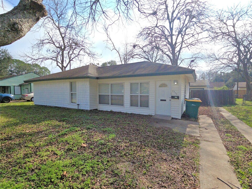 2705 S Crockett St in La Marque, TX - Building Photo