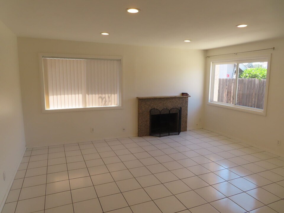 8908 Alphecca Way in San Diego, CA - Foto de edificio