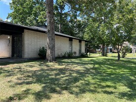 401 Oakhill Dr in Conroe, TX - Building Photo