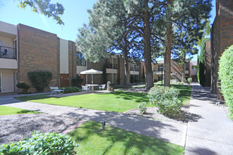 Executive West - Senior Community in Albuquerque, NM - Foto de edificio - Building Photo