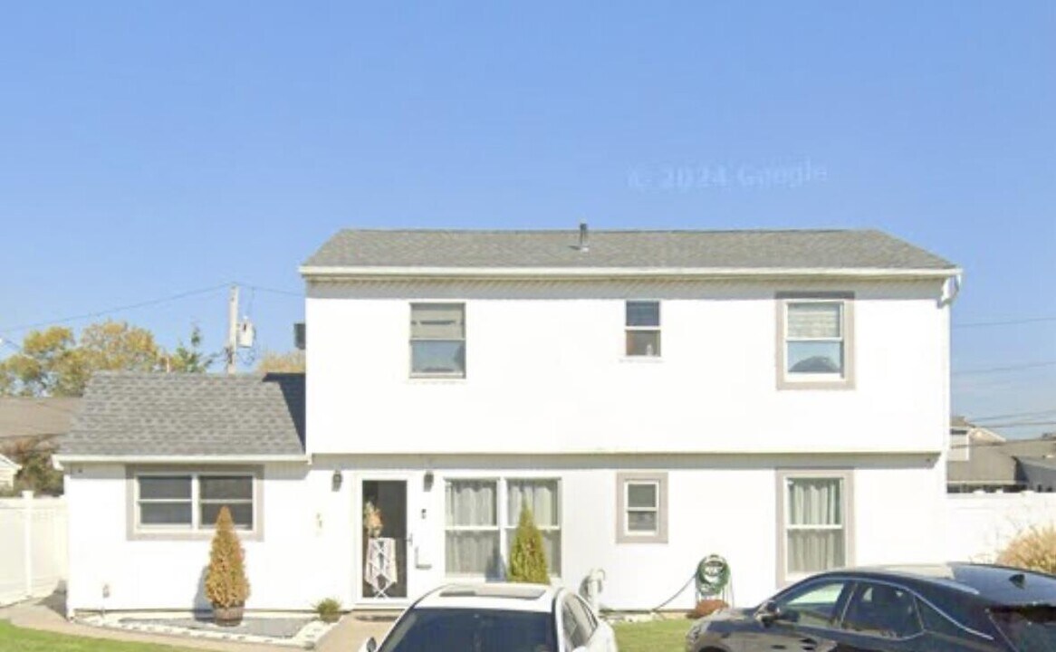 98 Farmedge Rd in Levittown, NY - Building Photo