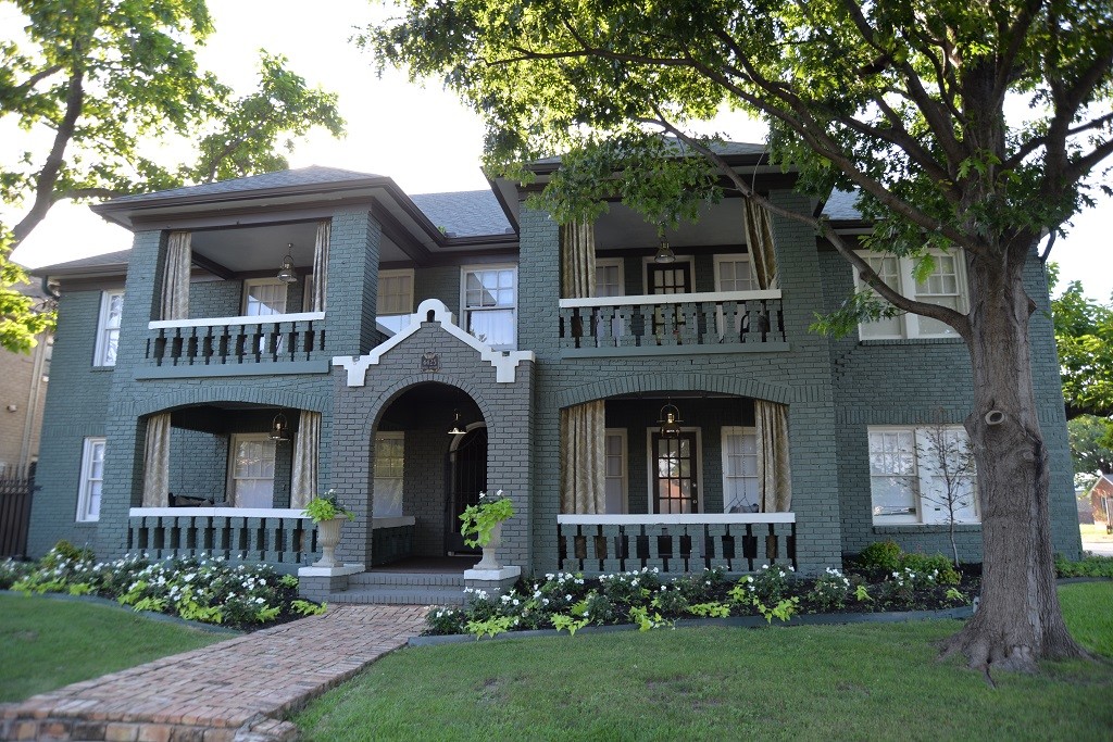 CREST MANOR in Dallas, TX - Building Photo