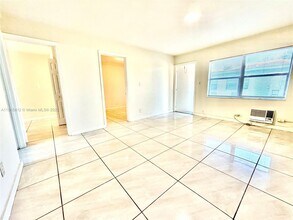 2571 NW 13th Ct in Fort Lauderdale, FL - Building Photo - Building Photo