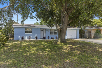 3814 Carron St in New Port Richey, FL - Foto de edificio - Building Photo