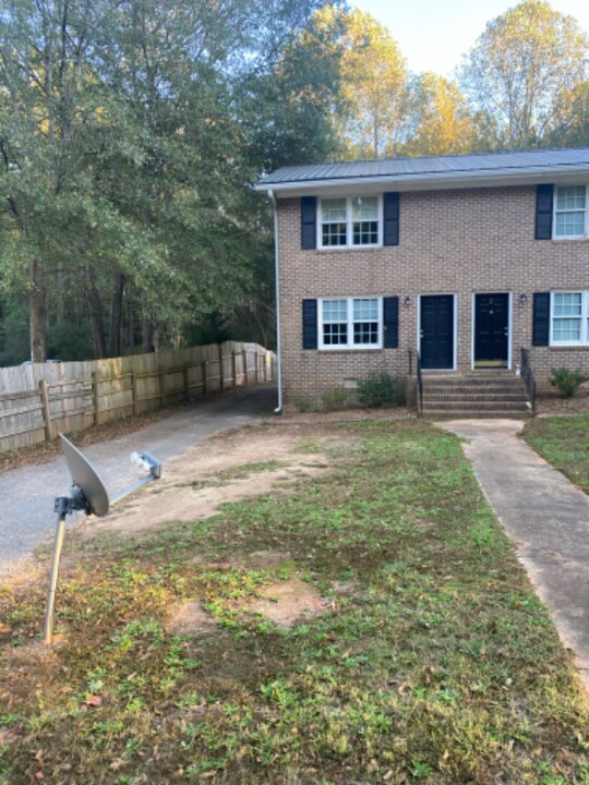 160 Nunnally St in Bogart, GA - Building Photo