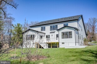 2424 Carey Ln in Vienna, VA - Building Photo