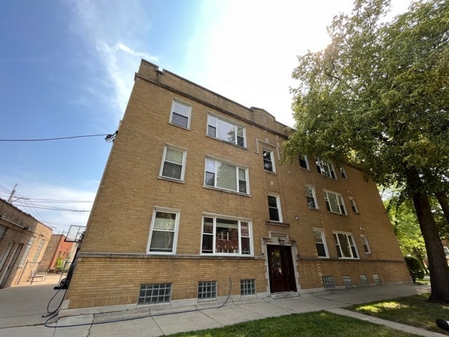 property at 2553 W Ardmore Ave