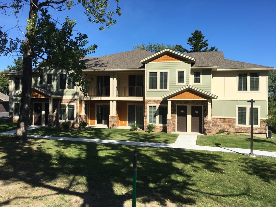 Tall Pine Estates in Plattsburgh, NY - Foto de edificio