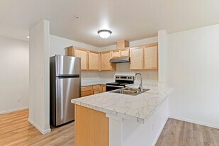 McKenzie Apartments in College Place, WA - Building Photo