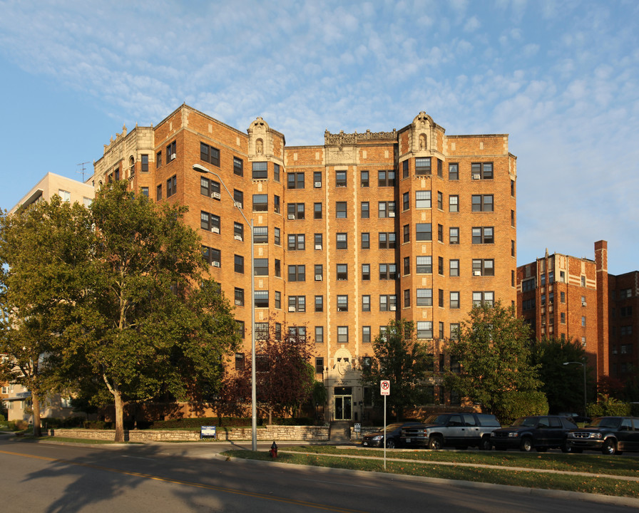 Plaza Apartment Center in Kansas City, MO - Foto de edificio