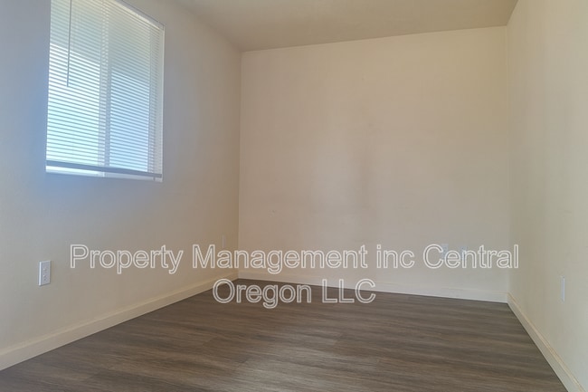 1707 US-26 in Madras, OR - Building Photo - Building Photo