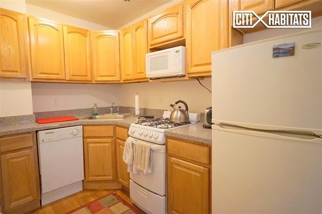 305 E 56th St-Unit -4F in New York, NY - Building Photo - Building Photo