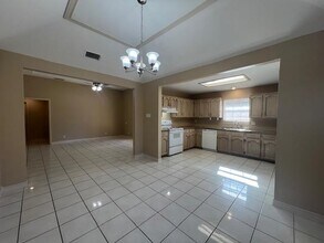 1607 Kingwood Dr in Laredo, TX - Building Photo - Building Photo