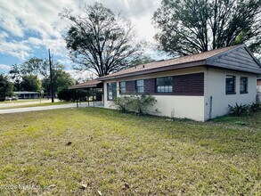 1904 Delaroche Dr W in Jacksonville, FL - Building Photo - Building Photo
