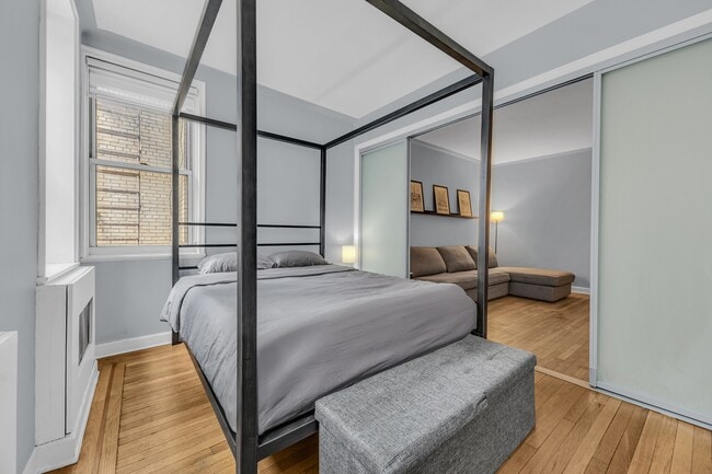 305 W 52nd St in New York, NY - Building Photo - Building Photo