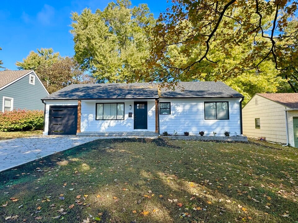 2226 W 74th Ter in Prairie Village, KS - Building Photo