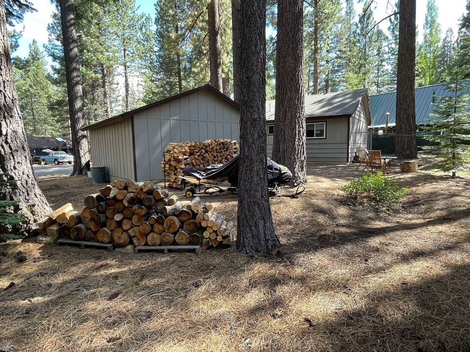 1826 Nez Perce Dr in South Lake Tahoe, CA - Building Photo