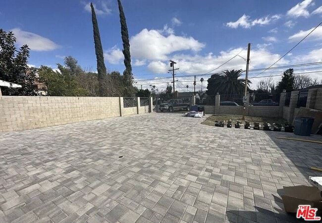 6829 Bellaire Ave in Los Angeles, CA - Building Photo - Building Photo