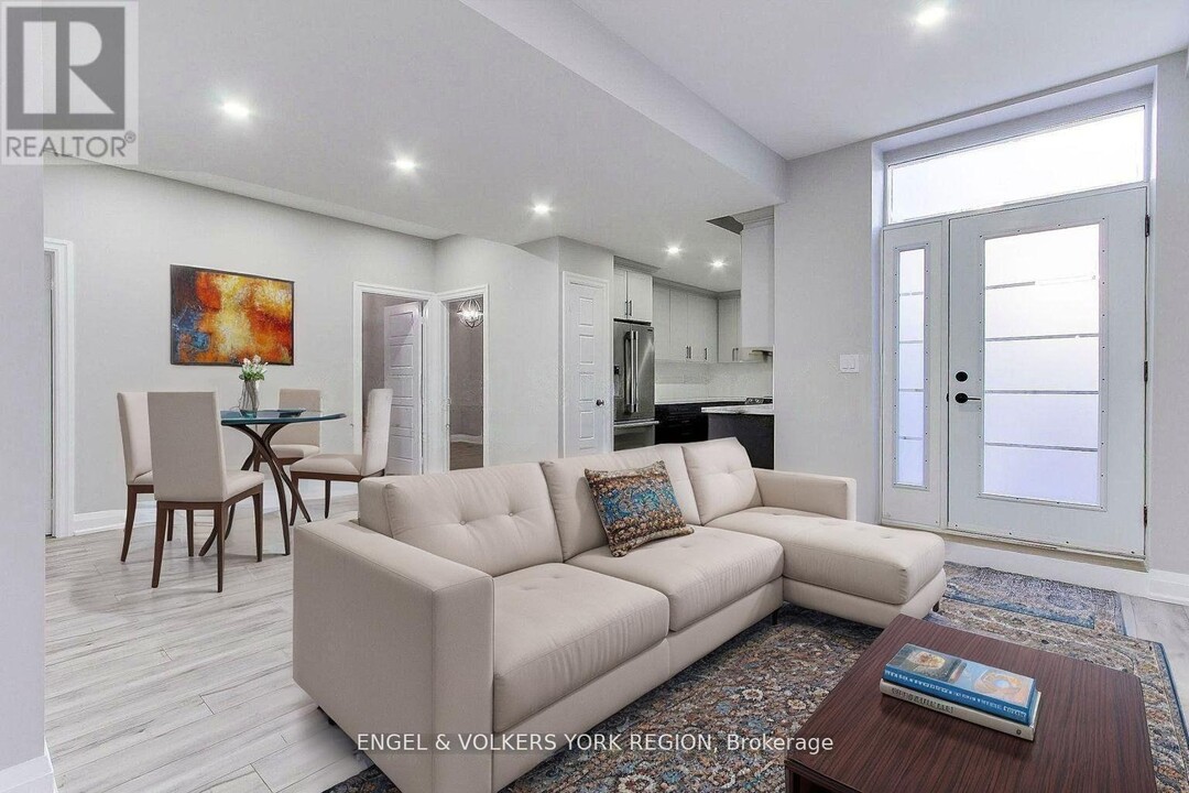 4 Valley Point Cres in King City, ON - Building Photo