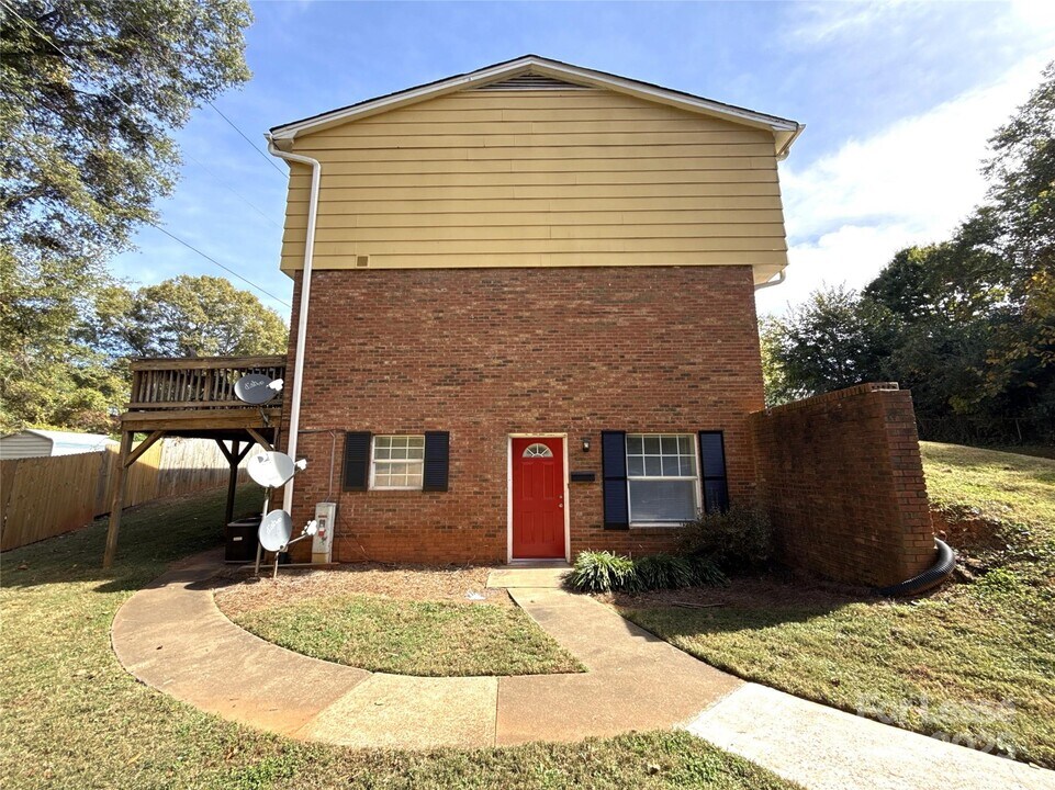 409 Hawley Ave in Belmont, NC - Building Photo