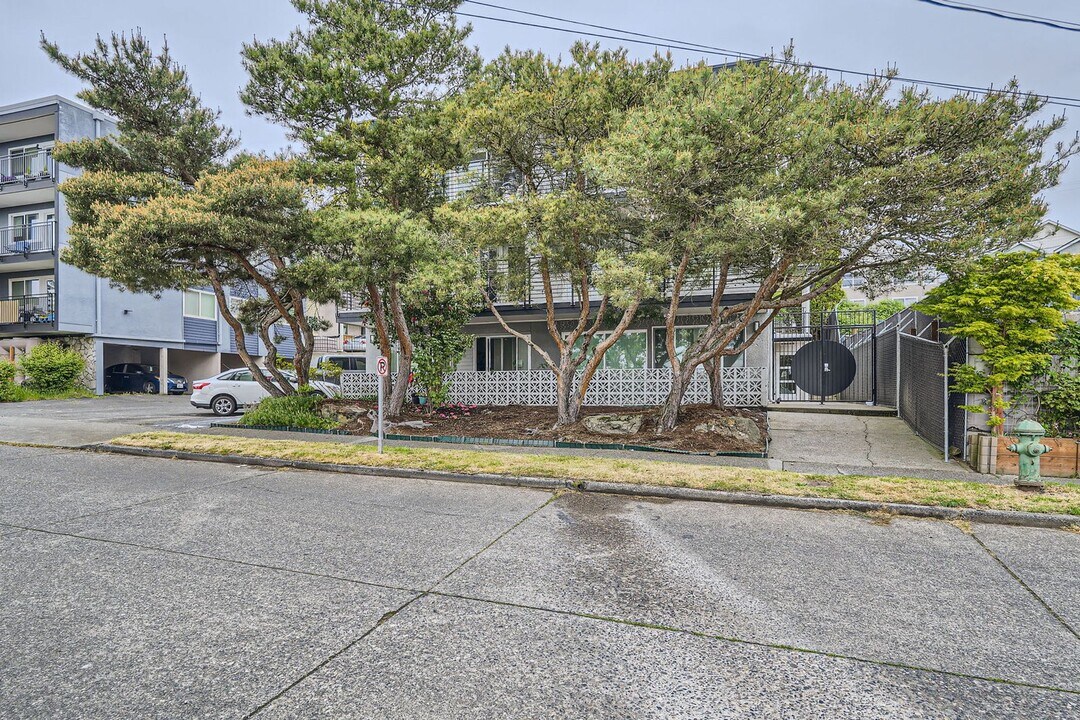9020 20th Ave SW in Seattle, WA - Building Photo