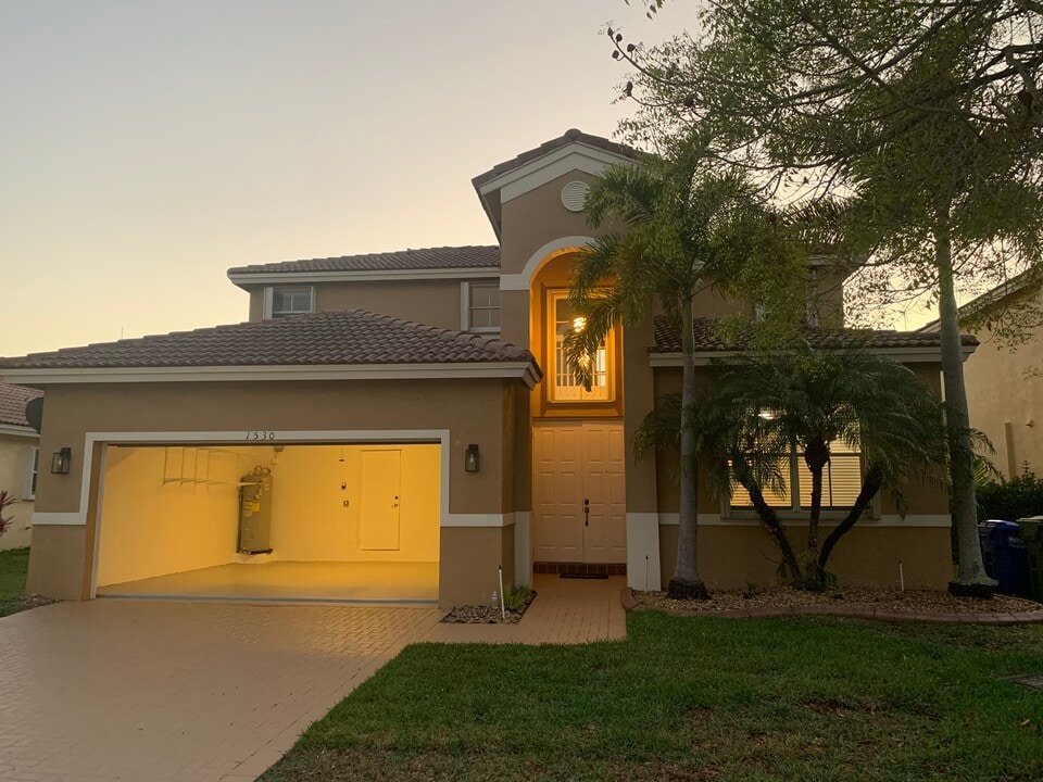 1530 SW 193rd Ter in Pembroke Pines, FL - Foto de edificio