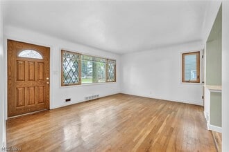 24000 Knickerbocker Rd in Bay Village, OH - Building Photo - Building Photo