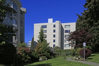 White Rock Square Ii in White Rock, BC - Building Photo - Building Photo