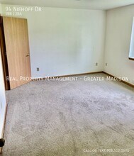 94 Niehoff Dr in Fall River, WI - Building Photo - Building Photo