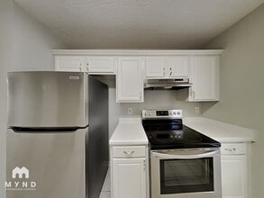 11190 Knotty Pine Pl in Hampton, GA - Foto de edificio - Building Photo