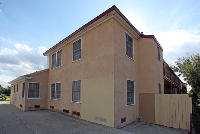 13025 San Fernando Rd in Sylmar, CA - Foto de edificio - Building Photo