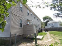 72 Harbour Ave in West Warwick, RI - Foto de edificio - Building Photo