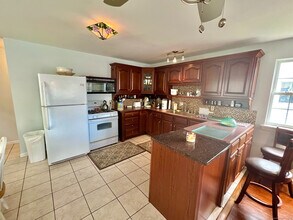 906 E Broadway in Milford, CT - Building Photo - Building Photo