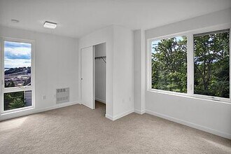 1991 Gilman Dr W in Seattle, WA - Building Photo - Building Photo