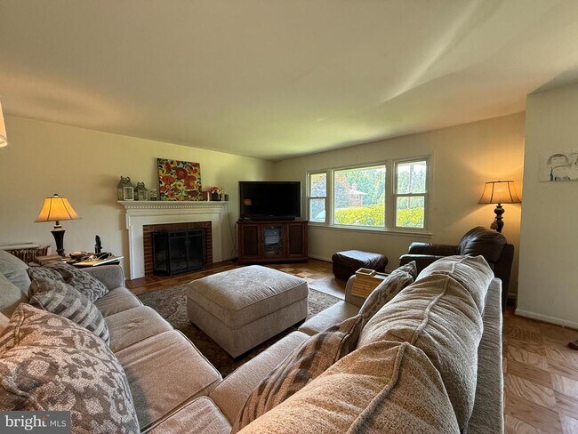1105 Sharon Ct in McLean, VA - Building Photo - Building Photo