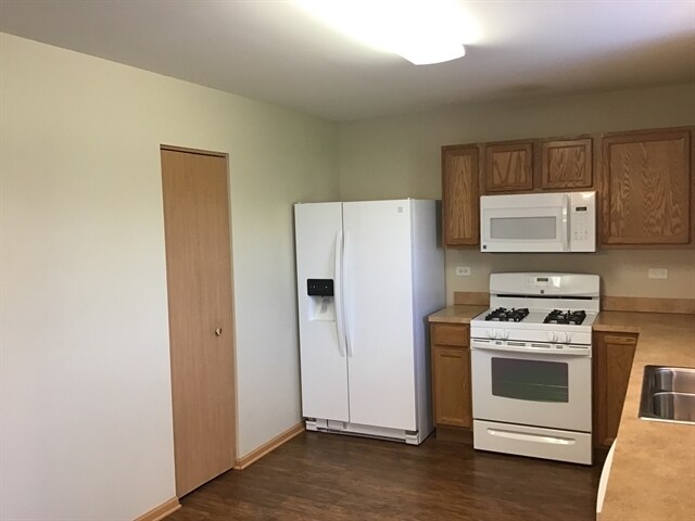 818 Glen Cove Ln in Pingree Grove, IL - Building Photo - Building Photo