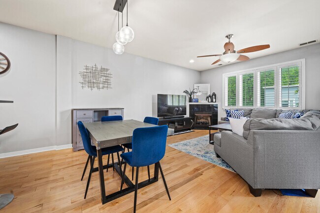 3021 W Armitage Ave, Unit 201 in Chicago, IL - Foto de edificio - Building Photo