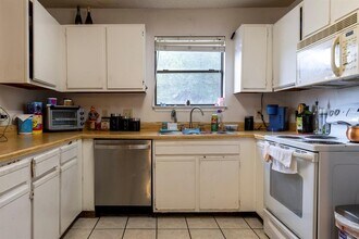 2903 W Slaughter Ln in Austin, TX - Building Photo - Building Photo