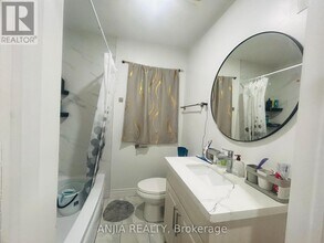 77 Nash Dr in Toronto, ON - Building Photo - Building Photo