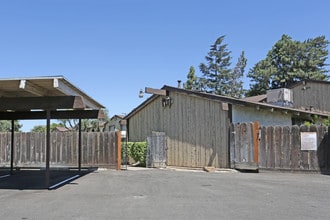 Redwood Apartments in Atwater, CA - Foto de edificio - Building Photo