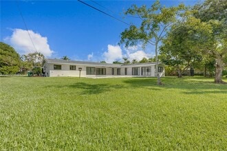 8000 SW 139th Ter in Palmetto Bay, FL - Foto de edificio - Building Photo